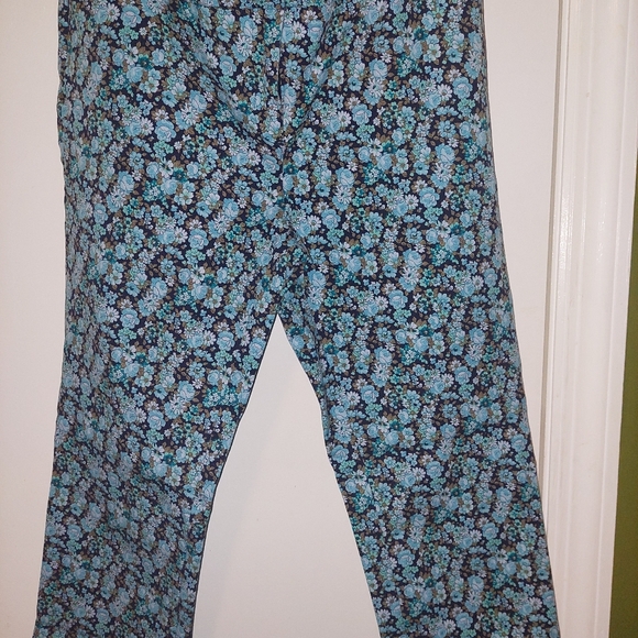 2 piece Ny&Company Aubrey capris and sweater ( can wear boots with capris) - Picture 7 of 7